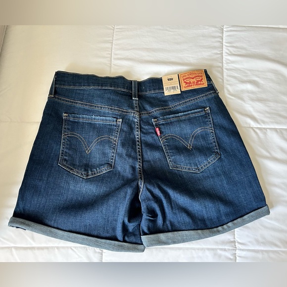 NWT Women’s Levi’s mid length shorts size 12 - Picture 2 of 3